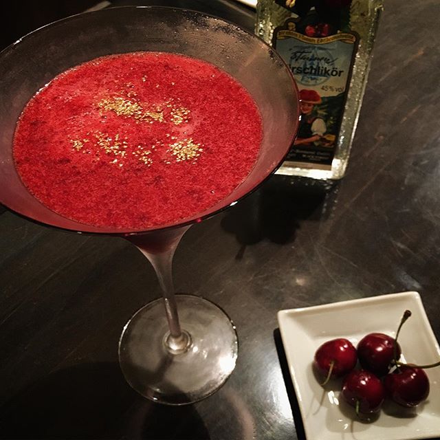 【special cocktail for your special partners' birthday 】アメリカンチェリーのカクテル〜バニラの香りを添えてそろそろアメリカンチェリーも終わりに差し掛かって来る時季ですがここでin da house！(笑)先日、ご夫婦のお客様からパートナーへのプレゼントとして当店でカクテルを作って欲しい！と、この上なく嬉しいオーダーを頂きまして、作らせていただいたのがこちらのカクテル（オリジナルから多少のアレンジはしてありますが）。お好きなフルーツがアメリカンチェリーということで無い知恵絞ってガンバりました(笑)。 フレッシュのものとコンポートにしたものを使い、爽やかな甘酸味でこの時季にぴったりな味わいに仕上がっております。大切な方に1杯を贈るなんてステキですよねー。これこそ真に「その日、その時だけの1杯」、"make the one"だと思うのです。こういうご要望、喜んで対応させて頂きますのでぜひご相談ください！#bar #authenticbar #gyoutoku #gyotoku #cocktail #freshfruit  #freshfruitcocktail #バーツール #行徳 #カクテル #フレッシュフルーツカクテル #フレッシュフルーツ