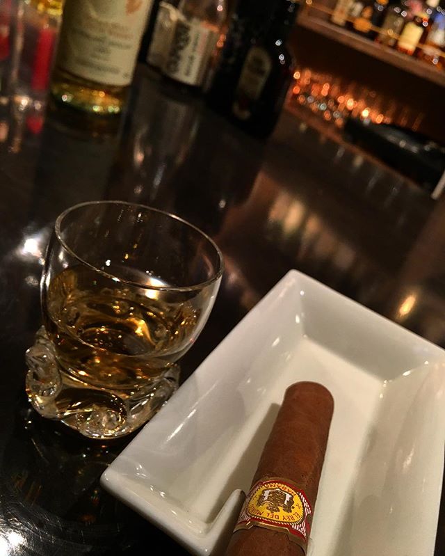 It was cheers for good work this week too.And #goodnight .Hope wonderful day tomorrow.#bartool #bar #authenticbar #cigar #elreydelmundo  #calmdown #singlemalt #whisky #fettercairn #バーツール #行徳 #シガー #葉巻 #行徳BAR