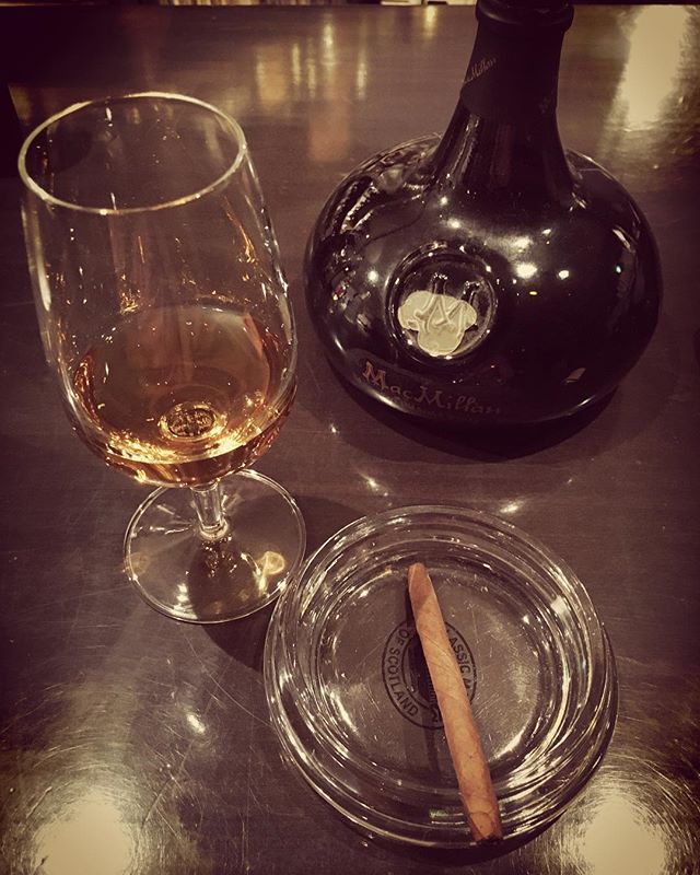 It was cheers for good work this week too.And #goodnight .Hope wonderful day tomorrow.#bartool #bar #authenticbar #cigar #calmdown #whisky #バーツール #行徳 #シガー #葉巻 #行徳BAR