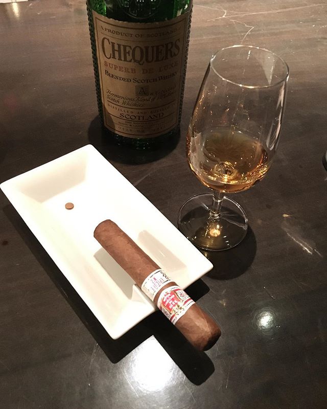 It was cheers for good work this week too !And #goodnight .Hope wonderful day tomorrow.#bartool #bar #authenticbar #cigar #calmdown #whisky #バーツール #行徳 #シガー #葉巻 #行徳BAR