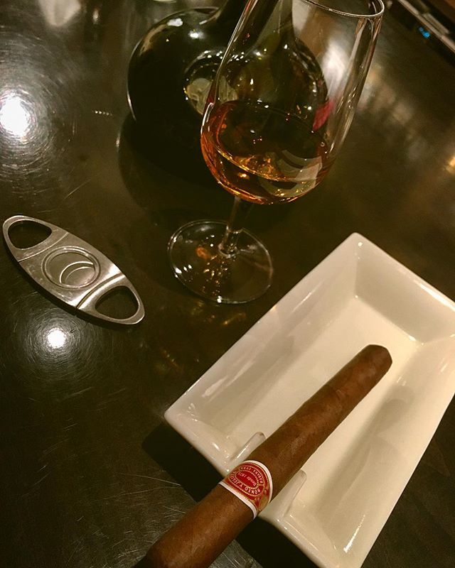 It was cheers for good work this week too !And #goodnight .Hope wonderful day tomorrow.#bartool #bar #authenticbar #cigar #calmdown #whisky #バーツール #行徳 #シガー #葉巻 #行徳BAR #浦安 #船橋