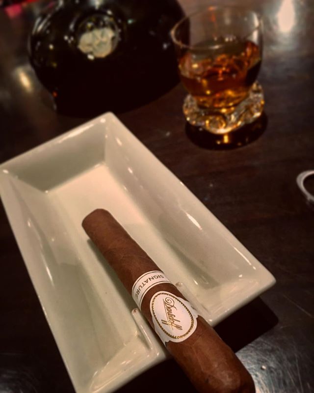 It was cheers for good work this week too !And #goodnight .Hope wonderful day tomorrow.#bartool #bar #authenticbar #cigar #calmdown #whisky #バーツール #行徳 #シガー #葉巻 #行徳BAR #浦安 #船橋