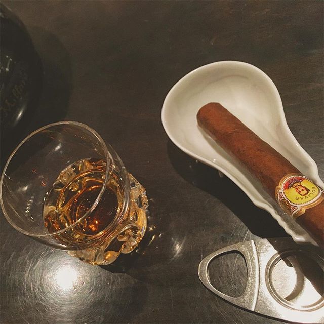 It was cheers for good work this week too !And #goodnight .Hope wonderful day tomorrow.#bartool #bar #authenticbar #cigar #calmdown #whisky #バーツール #行徳 #シガー #葉巻 #行徳BAR #浦安 #船橋