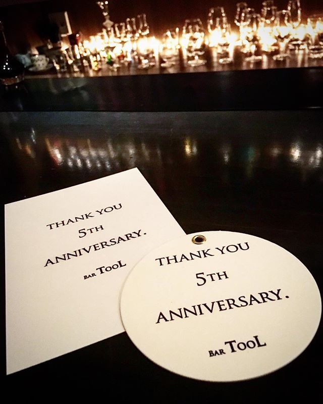 【thank you , 5th anniversary】正式には改めてお伝えいたしますが12/15で当店は5年を迎える運びとなりました。翌日から2日間、ささやかな記念イベントを行います。詳細はanniversary cardに。 …つまり取りに来てください！ってことなんですが(笑)、今回のカードは念願の#活版印刷 ！しかも印刷屋さんがノベルティに使ってください、と記念のコースターまで作ってくれました！ぜひ、ひとりでも多くの方にこのカードは触っていただいて（なにしろ活版はその手に取ってこそ、ですから！）、お持ちいただければと思います。コースターもご一緒に添えております（先着順、無くなり次第終了）。 皆さまのお越しを心よりお待ちしております。BAR TooL#bartool #bar #authenticbar #5thanniversary #anniversary #バーツール #5周年 #5周年記念 #アニバーサリー #行徳 #行徳BAR #浦安 #船橋