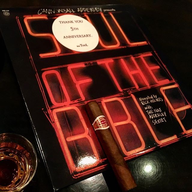 It was cheers for good work this week too !And #goodnight .Hope wonderful day tomorrow.#bartool #bar #authenticbar #cigar #calmdown #whisky #バーツール #行徳 #シガー #葉巻 #行徳BAR #浦安 #船橋