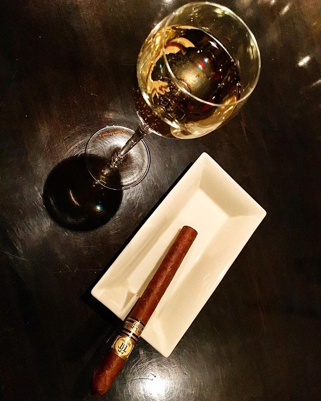 It was cheers for good work this year too !!And #goodnight .Hope wonderful year next too!#bartool #bar #authenticbar #cigar #calmdown #whisky #バーツール #行徳 #シガー #葉巻 #行徳BAR #浦安 #船橋 #今年も一年お疲れ様でした