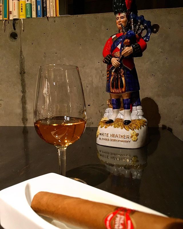 It was cheers for good work this week too !And #goodnight .Hope wonderful day tomorrow.#bartool #bar #authenticbar  #scotchwhisky #blendedwhisky #whiteheather #cigar #calmdown #whisky #バーツール #行徳 #ブレンデッド #スコッチウイスキー #ウイスキー #シガー #葉巻 #行徳BAR #浦安 #船橋