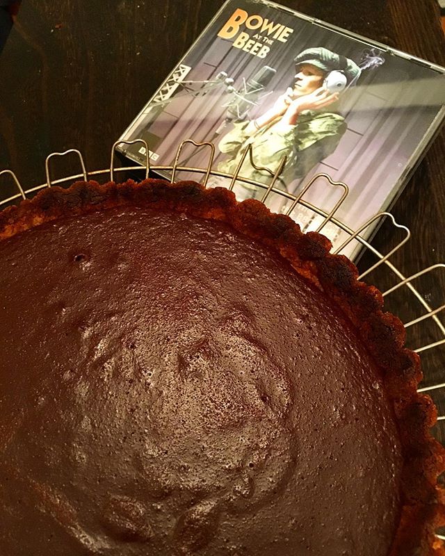 【月イチtarte】tarte au chocolat ver 1.1前回作ったものの改善点をどうしても早く試してみたかったので今回はこりもせずにver 1.1を作りました。どこがどう変わったのかはおそらく本人しかわからない程度のものなのですけども(苦笑)。「神は細部に宿る」と、かのファン・デル・ローエが言っていることですしね。やはり自分が納得しないと始まんない。今回は#デヴィッドボウイ をかけながら。そういえばちょうど旅立った月でしたね…。あれから2年かな。。。 グラマラスな出来上がりになっています！（たぶん）#bar #authenticbar #tarteauchocolat #tartechocolat #valrhona #cigar #tarte #tart #homemade #davidbowie #bowieatthebeeb #cd  #music #自家製タルト #自家製スイーツ #シガー #葉巻 #行徳 #行徳bar #船橋 #浦安