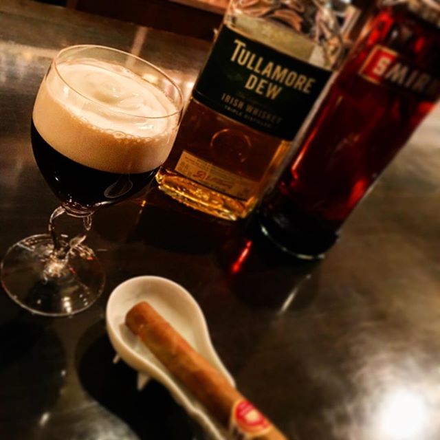 【recommend cocktail】Irish coffee寒いですね。こんな日に飲みに行くのもなー、なんて方が多いのは重々承知ですが、帰り道に#ホットカクテル でも飲んで暖をとって帰るのも気の利いた帰り方じゃないかなーなんて思います。やはり代表格はこの#アイリッシュコーヒー じゃないでしょうか。当店の手間がかかる#カクテル のtop of topですが、自信を持ってオススメできるホットカクテルの古典。こんな寒い日には、ぜひ。#bar #authenticbar #bartool #irishwhiskey #tullamoredew #irishcoffee #whiskey #cocktail #hotcocktail #coffee #cigar #upmann #バーツール #シガー #アイリッシュウイスキー #タラモアデュー #ウイスキー #カクテル #葉巻 #行徳 #行徳bar #浦安 #船橋