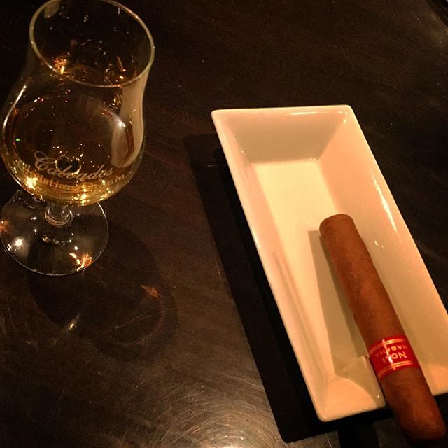 It was cheers for good work this week too !And #goodnight .Hope wonderful day tomorrow.#bartool #bar #authenticbar  #cigar #calmdown #record #バーツール #行徳 #シガー #葉巻 #行徳BAR #浦安 #船橋