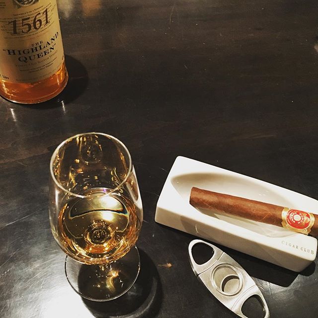 It was cheers for good work this week too !And #goodnight .Hope wonderful day tomorrow.#bartool #bar #authenticbar  #cigar #calmdown #record #バーツール #行徳 #シガー #葉巻 #行徳BAR #浦安 #船橋