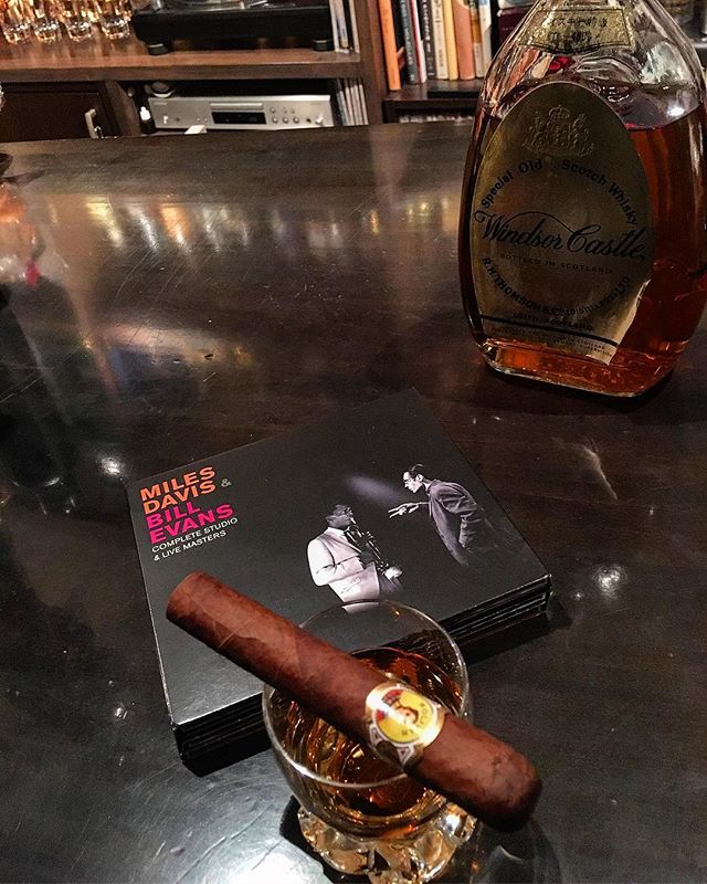 It was cheers for good work this week too .And #goodnight .Hope wonderful day tomorrow.#bartool #bar #authenticbar  #cigar #calmdown #milesdavis #billevans #バーツール #行徳 #シガー #葉巻 #マイルスデイヴィス #マイルスデイビス #ビルエヴァンス #ビルエバンス #行徳BAR #浦安 #船橋