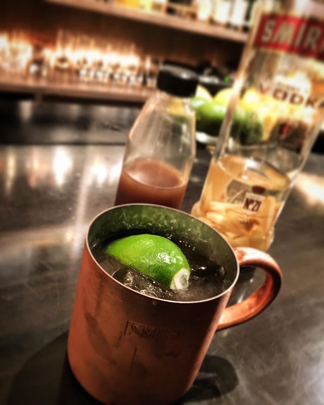 【recommended cocktail】Moscow mule (original ginger syrup)カクテルとしては名の知られたものだと思うのですが、あまりオーダーをいただかない#モスコーミュール 。当店のものは#自家製ジンジャーシロップ とジンジャーを#インフューズ したウォッカを使用。スパイスの豊かな香りとパンチの効いた辛味ですっきりした仕上がり。スタンダードなものはもちろん、時季のフルーツを使った「季節の」モスコーミュールもお作りしております。今だと名残のフルーツとなってきたリンゴや旬の柑橘類を使ったもの。ぜひ一度お試しあれ。#bar #authenticbar #cocktail  #moscowmule #homemadegingersyrup #gingersyrup #homemade  #infusedvodka #mixology #バーツール #行徳 #行徳BAR #カクテル #ジンジャーシロップ #自家製 #ミクソロジー #船橋 #浦安