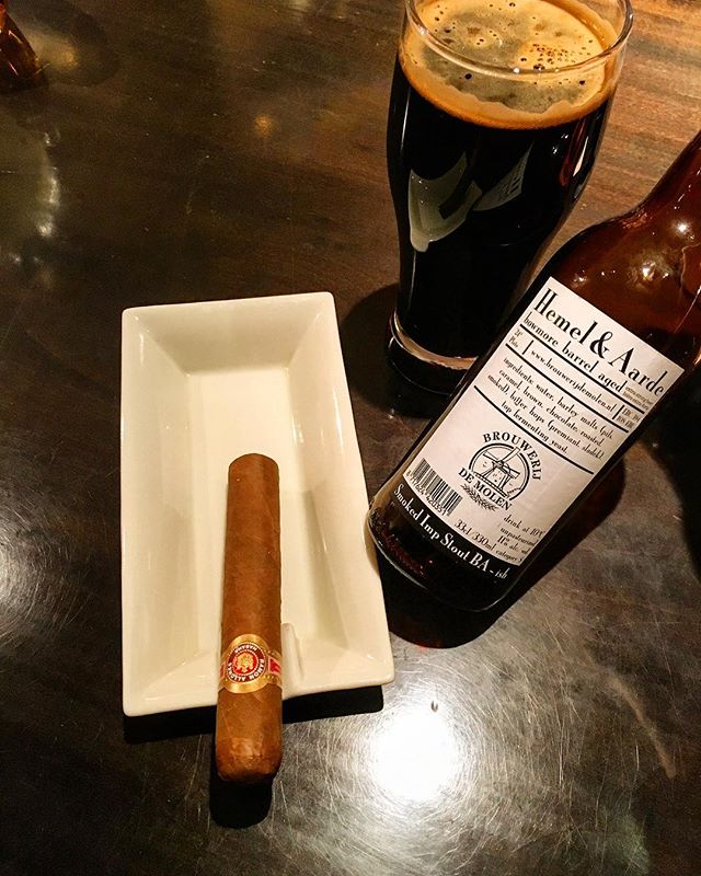 It was cheers for good work this week too .And #goodnight .Hope wonderful day tomorrow.#bartool #bar #authenticbar  #cigar #calmdown #record #バーツール #行徳 #シガー #葉巻 #行徳BAR #浦安 #船橋