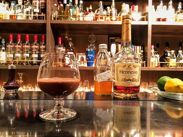 【spécialité】Alexander twist ~Matsutake infused vodka,cognac,homemade chocolate cream アレキサンダー・ツイスト~松茸インフューズのウォッカ、コニャックと自家製チョコレートクリームのカクテルトリュフが合うならジャパニーズ・トリュフと言うべき松茸が合わないはずがない！という発想。トリュフほど自己主張が強くないので穏やかに香ります（とは言えそこそこ前に来るw）。間違いなく#シガー とは高相性！チョコレートクリームはビターに仕上げてあるので甘味の調整もかなりの範囲で可能。#bar #authenticbar #cocktail  #matsutake #chocolatecream #homemade  #infusedvodka #mixology #spécialité #specialite #specialites #specialitet #cigar #バーツール #行徳 #行徳BAR #カクテル #チョコレートクリーム #スペシャリテ #自家製 #松茸 #ミクソロジー #船橋 #浦安