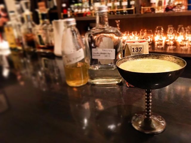 【cocktail】Focus on “Umami”asparagus purée,kelp vodka,butter wash scotch & almond milk旨味に主眼を置いて作ってみました。昆布には旨味として知られるグルタミン酸の次にアスパラギン酸（こちらも旨味）を有しているという実験レポートを読んでの着想。ピューレにしたアスパラに昆布ウォッカで全体的な厚みを出し、相性のいいアーモンドミルクでアスパラのニュアンスを強めるのと同時にナッティ感を、そしてバタースコッチで奥行きを持たせた感じですね。ここまでロジカルにデザインして組み上げたカクテルは初めてかも。今までのはロジック3のフィーリングその他7くらい(笑)。これからはこういうのも少しずつ作ってみようと思います。まあスタートは閃きor興味10ありきなんですがw#bar #authenticbar #cocktail #asparagus #aspara #almondmilk #umami #mixology #バーツール #行徳 #行徳BAR #カクテル #旨味 #ミクソロジー #アスパラ #アスパラガス #アーモンドミルク #船橋 #浦安 #深夜の実験