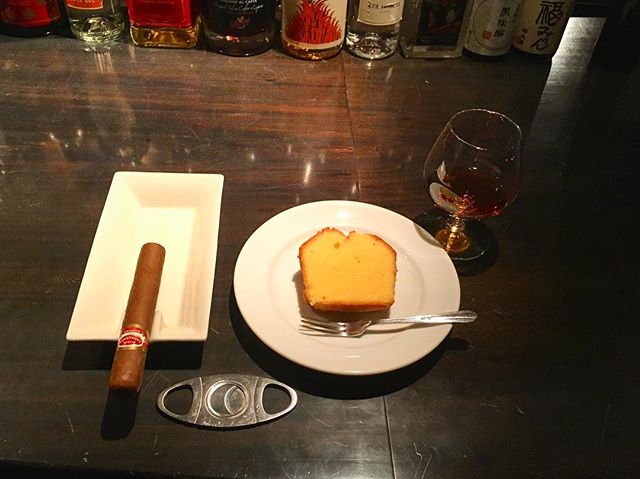 It was cheers for good work this week too.And #goodnight .Hope wonderful day tomorrow.#bartool #bar #authenticbar #cigar #calmdown #record #poundcake #quatrequarts #バーツール #行徳 #シガー #葉巻 #パウンドケーキ #カトルカール #行徳BAR #浦安 #船橋