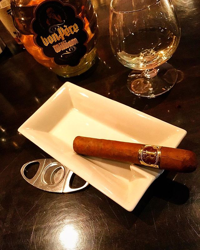 It was cheers for good work this week too!And #goodnight .Hope wonderful day tomorrow.#bartool #bar #authenticbar #cigar #calmdown #バーツール #行徳 #シガー #葉巻 #行徳BAR #浦安 #船橋