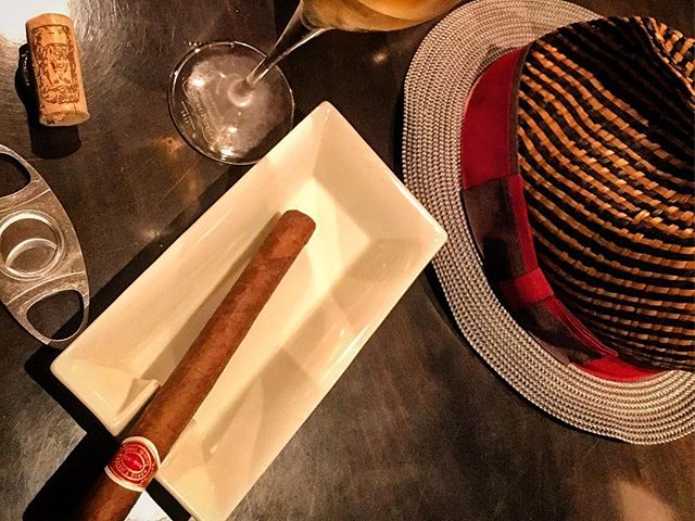 It was cheers for good work this week too!And #goodnight .Hope wonderful day tomorrow.#bartool #bar #authenticbar #cigar #calmdown #バーツール #行徳 #シガー #葉巻 #行徳BAR #浦安 #船橋