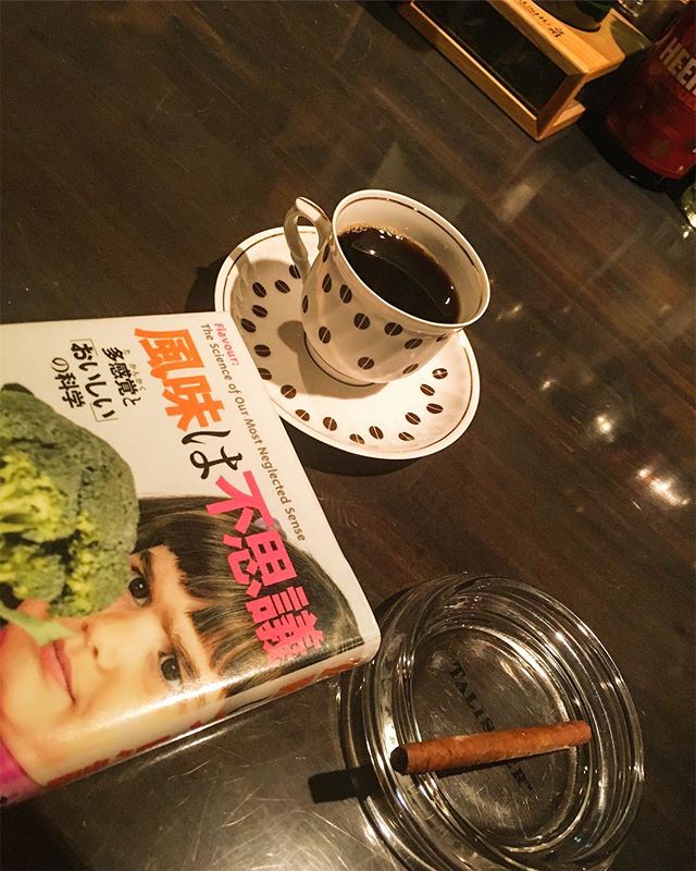 こんな天候ですが営業致します。今日はコーヒーでも飲みながら本を読みつつ、ついでにシガリロ程度ならやれそうなほどリラックスした営業になりそうですね…。 本を読むどころかコーヒー飲むヒマもないような日になる事を願って止みません(笑)。まあ常日頃から願っていることなんですけど。お越しの際はくれぐれもお気をつけてお越しください。#bartool #bar #authenticbar #book #coffee #cigar #cigarillos ##cigarillo #バーツール #本 #読書 #コーヒー #葉巻 #シガー #シガリロ #行徳 #行徳BAR #浦安 #船橋