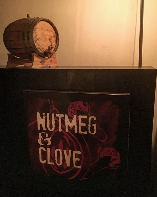 【シンガポールへシンガポール・スリング飲みに行ってきた~シンガポール&マレーシアBAR体験記 ①】nutmeg & clove (33位)今回の訪問で一番行ってみたかったのがココとoperation dagger(19位)。残念ながらdaggerはクローズ間近で行くにはためらわれたのでnutmegへ。調べた甲斐あってなのか、目の付け所が良かったのか（おそらく前者）見事にヒット…というよりホームラン。ハーブやスパイスの使い方、ミクソロジー的手法がトリッキーなものでも大仰にショウ・アップされたものでもなく、素晴らしく高いレベルでまとめこまれており、コンセプトや説得力を感じることができるとても”太い”カクテルでした。お店は複数人で来るのを前提としたような感じでテーブル席主体。カジュアル寄りでありつつ適度に静かで緩やかな雰囲気。カウンターには通されなかったのでメイクを見れなかったのが残念。繰り返しますがハーブやスパイスとミクソロジーをしっかりとまとめ込んでくる技術力には脱帽でした。ワタクシ、全然足りてない。一軒目から見事にヘコまされました。で、次に向かうわけですがこれはまた次回の更新で！#bartool #bar #authenticbar  #nutmegandclove #singapore #asiabestbars #asiabestbar #バーツール #シンガポール #行徳 #行徳BAR #浦安 #船橋