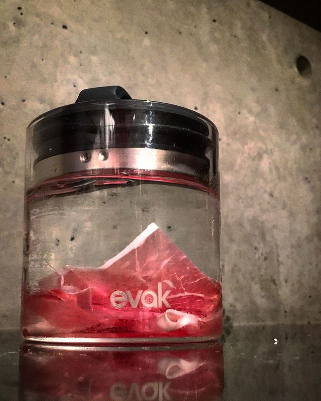 【now infusing】prosciutto × vodka for umami cocktail no.2前回、実験用にわずかに抽出したものである程度見えるものがあったので本格的な量の抽出。「旨味」に着目した第2弾用。#bar #authenticbar #cocktail #prosciutto #prosciuttodiparma #vodka #smirnoff #smirnoffvodka #umami #mixology #バーツール #行徳 #行徳BAR #カクテル #旨味 #ミクソロジー #生ハム #プロシュート #プロシュートディパルマ #スミノフ #スミノフウォッカ #船橋 #浦安