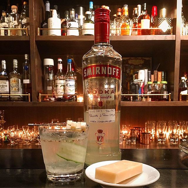 【umami cocktail no.2】prosciutto vodka with parmgiano reggiano,cucumber slice & soda#bar #authenticbar #cocktail #prosciutto #prosciuttodiparma #parmigianoreggiano #cheese #vodka #cucumber #umami #mixology #バーツール #行徳 #行徳BAR #カクテル #旨味 #ミクソロジー #生ハム #プロシュート #パルミジャーノレッジャーノ #チーズ #きゅうり #船橋 #浦安