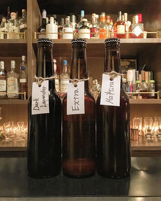 【guest beer】songbird brewery Lavender Dark AleExtraMaltina ソングバードブルワリーさん、秋の新作です。名前通りのラベンダー香るダークエール、ブロンドの上位バージョン的エクストラ、複雑な香味を持つモルティナ。どれも素晴らしい仕上がりですがラベンダーは好みの分かれるところでしょうね。お出しするときにお話ししておりますが、こちらのビールたちはワインに近い愉しみ方が向くビールです。だからなんだって話ですが、「いわゆるビール」的なものを期待すると少しズレるかと思います。香りと余韻を愉しみつつ、ゆっくりとグラスを傾けるのをおすすめ致します。本当はなにかフードがあるととても良いのですが…さすがにそこまではやりたくないです(笑)。 #bartool #bar #authenticbar #beer #microbrewery #craftbeer #bergianbeer #songbirdbeer #クラフトビール #クラフトビア #ベルジャンビール #ベルギービール #ビール #ソングバードビール #ソングバード #マイクロブルワリー #バーツール #行徳 #行徳BAR #浦安 #船橋 #木更津