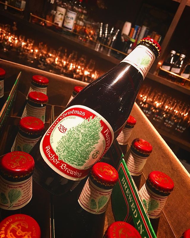 【guest beer】Anchor Brewering / Christmas Ale 2018気が早いと言えば早いのですが、毎年恒例のアンカー クリスマスエール2018到着！作り手も出来上がるまでどんな味になるのかわからないといういろんな意味でお楽しみのヤツ。例年に比べてラベルのクリスマス感強い気がします(笑)。 #bartool #bar #authenticbar  #beer #anchorbrewing #christmasale #ビール #アンカースチーム #アンカースチームビール  #クリスマスエール #バーツール #行徳 #行徳BAR #浦安 #船橋