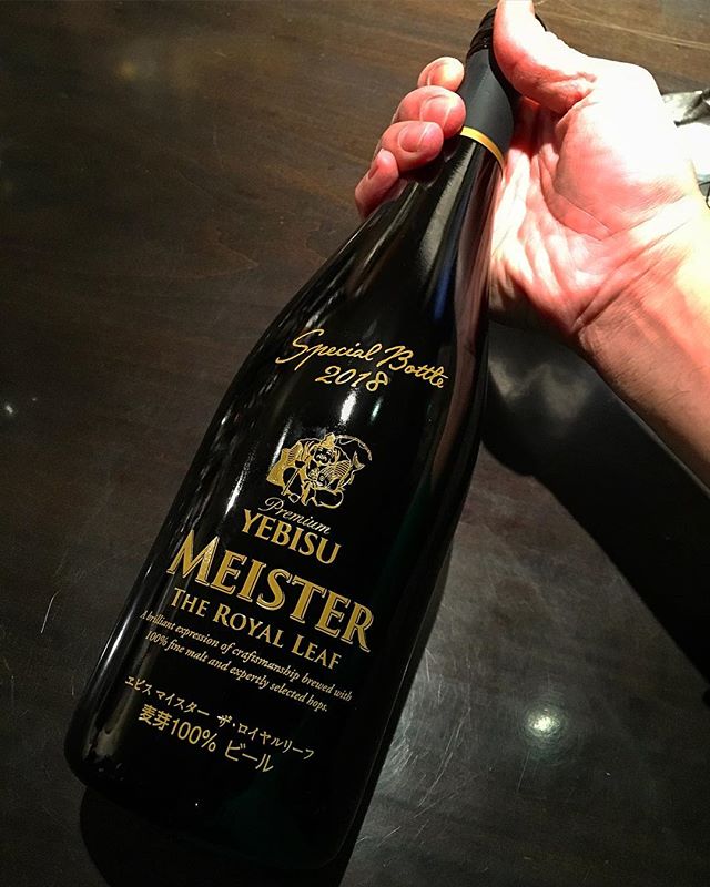 【tasting】YEBISU MEISTER THE ROYAL LEAF 2018当店でご提供するつもりはさらさらありませんが、縁あって1本入手できたのでtasting。限定2000本の特別なYEBISU。せっかくなんで3種のグラスで飲み比べ（画像2枚目）。 やはり普通のビアタンではダメですね。ワイングラスが適当かと思いましたがビアグラスも良くて甲乙つけがたい。比較的軽めに香りも味も愉しみたいならワイングラス、がっちり重く愉しみたいならビアグラスといった印象。しかし使っているものが単一品種なだけに単調な味わいに陥ります。できるなら最初はビアグラス、あとはワイングラスの方がワタクシとしてはいい気がします。なにかスパイスが加わっていると飲み飽きない感じになるような気もするのですがね。それはコンセプトとズレるのでしょうなあ。#bartool #bar #authenticbar  #yebisu #yebisubeer #yebisumeister #yebisumeistertheroyalleaf #beer #sapporobeer #エビス #ヱビス #エビスビール #ヱビスビール #エビスマイスター #ヱビスマイスター #ビール #サッポロビール #札幌麦酒 #深夜のテイスティング #行徳 #行徳BAR #浦安 #船橋